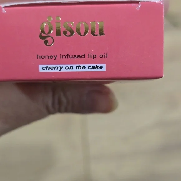 Gisou Cherry on the Cake Lip Oil Limitid Edition Color - Picture 3 of 3
